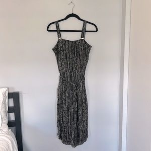 white + black sleeveless dress, elastic waistband / size xxs